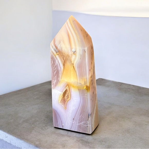 Pink agate tower - Picture 1 of 2